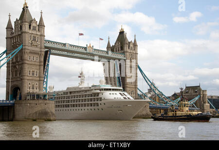 Bateau de croisière en passant par le Tower Bridge sur la Tamise, Londres UK Banque D'Images