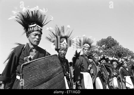 Dans la danse de guerre Wancho district ; polices Lohit dotée d'Arunachal Pradesh ; Inde 1982 Banque D'Images