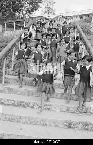 Enfants d'écoles de Sharada Ramakrishna Vidyalaya à Khonsa ; district de Lohit ; Arunachal Pradesh ; Inde ; Asie ; ancienne image vintage du 1900 Banque D'Images