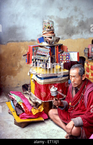 Prêtre bhoutanais avec temple mobile de Bouddha fait tourner la roue de prière au Bhoutan ; Asie ; ancienne image millésime des années 1900 Banque D'Images