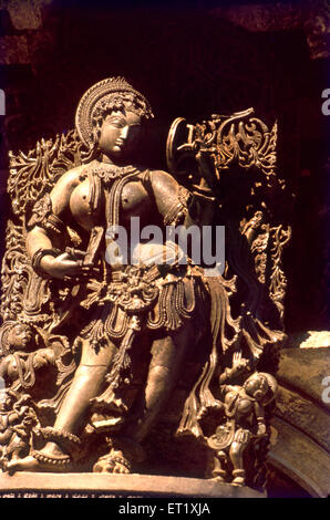 Sculpture en miroir lady ; temple de Chennakesava ; Chennakeshava ; Keshava ; Vijayanarayana; Belur; Karnataka; Inde; Asie; vieux millésime 1900 Banque D'Images