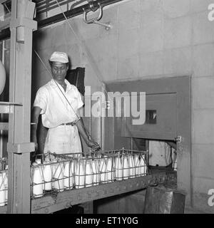 Bouteilles de lait se préparer à l'expédition ; usine de lait ; Aarey ; Bombay maintenant Mumbai ; Maharashtra ; Inde ; Asie ; ancien millésime 1900 Banque D'Images