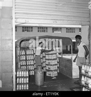 Bouteilles de lait se préparer à l'expédition ; usine de lait ; Aarey ; Bombay maintenant Mumbai ; Maharashtra ; Inde ; Asie ; ancien millésime 1900 Banque D'Images