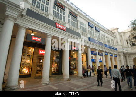 Levis shop ; panneau du restaurant Ignis ; panneau flèche ; fenêtres du magasin ; Connaught place ; CP; Connaught Circus; Rajiv Chowk; Delhi; New Delhi; Inde; Asie Banque D'Images