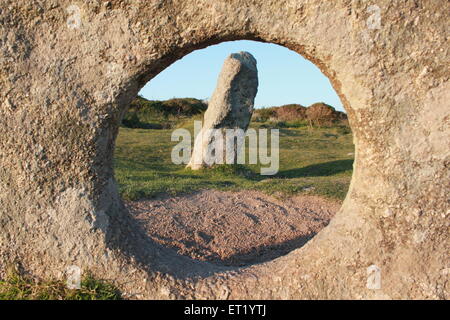 Homme-an-Tol ou pierre en forme de trou debout dans la cornouailles Banque D'Images