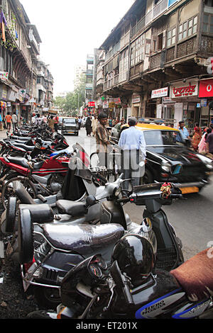 Masse vieux bâtiments de logement urbain à C. P. ; route ; route Charni Bombay Mumbai Maharashtra ; Inde ; Banque D'Images