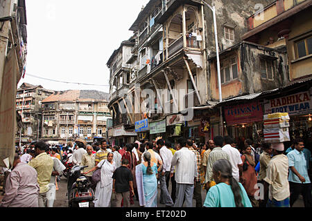 Ancien bâtiment de logements urbains ; masse ; kabutar khana Bhuleshwar ; Charni road ; Bombay Mumbai Maharashtra ; Inde ; Banque D'Images