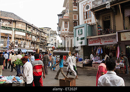 Ancien bâtiment de logements urbains ; masse ; kabutar khana Bhuleshwar ; Charni road ; Bombay Mumbai Maharashtra ; Inde ; Banque D'Images