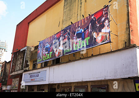 Salle de cinéma ; Théâtre du Dreamland ; montrant Izzat ; route Charni ; Bombay ; Mumbai ; Maharashtra ; Inde ; Asie ; Asie ; Asie ; Indien Banque D'Images