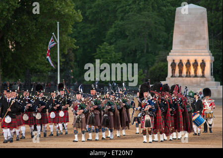 Horse Guards Parade, Londres, Royaume-Uni. 10 Juin, 2015. La Division des ménages de battre en retraite Waterloo 200 a lieu sur une chaude soirée d'été dotée d'un encore de reconstitution de la bataille de Waterloo. "Pipers of the Scots Guards Regimental Association mars sur la place d'armes. Credit : Malcolm Park editorial/Alamy Live News Banque D'Images