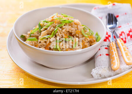 Riz frit aux légumes et l'oignon vert, gros plan Banque D'Images