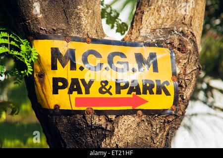 Corporation municipale de Grande Mumbai, MCGM, payer et parc signboard, Bombay, Mumbai, Maharashtra, Inde, Asie, Asie, Indien Banque D'Images