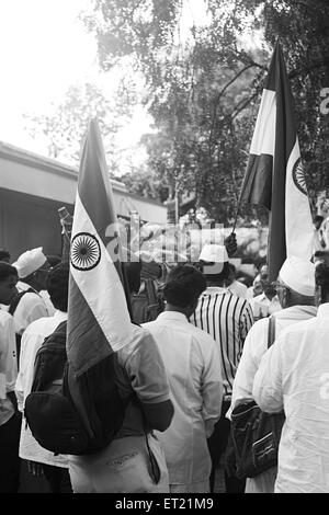 Foule avec drapeaux de l'Inde, drapeaux indiens, Ralegan Siddhi, Parner taluka, district d'Ahmednagar, Maharashtra, Inde, Asie, Asie, Indien Banque D'Images