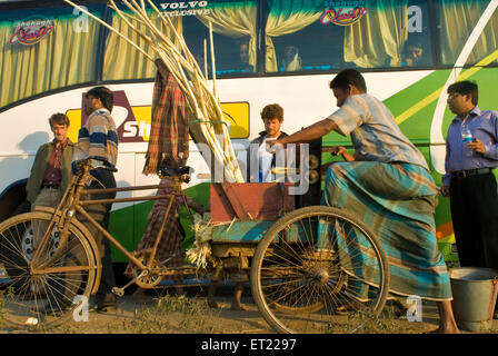 Les personnes bénéficiant des jus de canne à sucre sur cycle par fournisseur ; le Bangladesh Banque D'Images