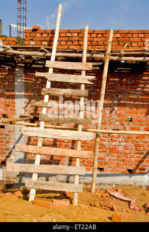 Mur de briques, échelle en bois, Asansol, quartier de Paschim Bardhaman, Bengale occidental, Inde, Asie Banque D'Images