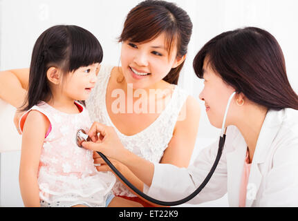 Happy Little girl et la mère à l'hôpital ayant examen Banque D'Images