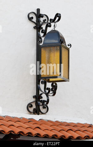 Lanterne décorative sur un mur dans le vieux Puerto Vallarta, Mexique Banque D'Images