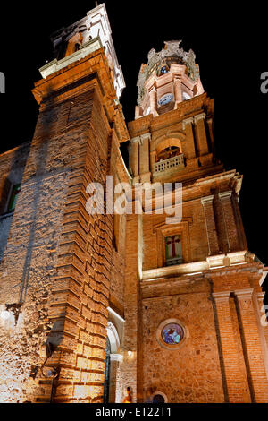 Église paroissiale de Notre Dame de Guadalupe la nuit, Puerto Vallarta, Mexique Banque D'Images