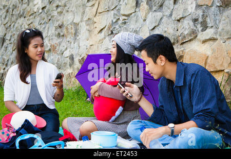 Happy Asian Friends locations de plein air pique-nique dans le parc Banque D'Images