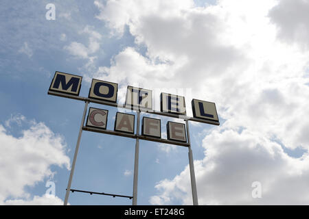 Nuages sur un Motel et Cafe sign in Conway, Texas USA dans le sud-ouest le long de la route historique 66. Banque D'Images