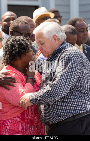 Judy Scott, mère de l'automobiliste tué Walter Scott est réconfortée par North Charleston Maire Keith Summey durant la cérémonie de signature de la première loi à la nation exigeant que tous les policiers de porter des caméras vidéo le 10 juin 2015 à North Charleston, Caroline du Sud. Le projet de loi a la suite de l'assassinat de Walter Scott par un agent de police de North Charleston en avril. Banque D'Images