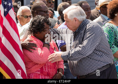 Judy Scott, mère de l'automobiliste tué Walter Scott est réconfortée par North Charleston Maire Keith Summey durant la cérémonie de signature de la première loi à la nation exigeant que tous les policiers de porter des caméras vidéo le 10 juin 2015 à North Charleston, Caroline du Sud. Le projet de loi a la suite de l'assassinat de Walter Scott par un agent de police de North Charleston en avril. Banque D'Images