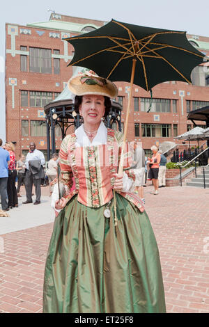 Femme vêtue de costumes d'époque coloniale -Alexandria, Virginia USA Banque D'Images