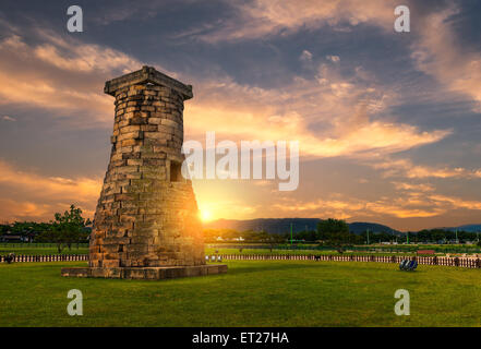 Le soleil se couche derrière le Cheomseongdae Observatory à Gyeongju, Corée du Sud. Banque D'Images