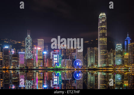 L'horizon de Hong Kong éclairé la nuit le long du port de Victoria. Banque D'Images