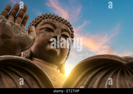 L'énorme Tian Tan Buddha au monastère Po Lin à Hong Kong. Banque D'Images