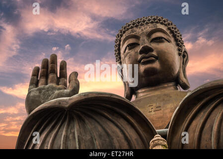 L'énorme Tian Tan Buddha au monastère Po Lin à Hong Kong. Banque D'Images