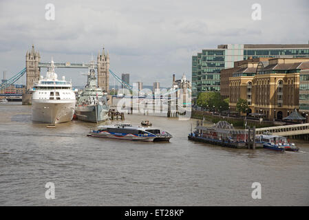 Bateau de croisière amarré à côté de HMS Belfast sur la Tamise, Londres UK Banque D'Images