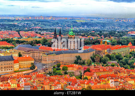 Sombre jour de pluie et brouillard sur les toits rouges de Prague en République tchèque en Europe centrale en vue de la tour sur la colline de Petrin. Banque D'Images