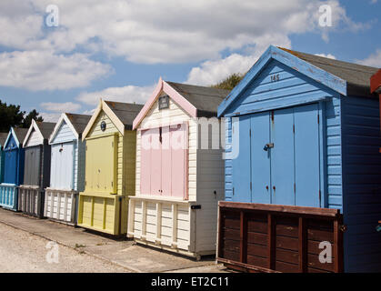 Une rangée de cabines colorées fermé pour l'hiver sur la côte du Dorset Banque D'Images