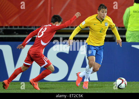 Christchurch, Nouvelle-Zélande. 7 juin, 2015. Christchurch, Nouvelle-Zélande - 7 juin 2015 - Joao Pedro du Brésil contrôle la balle de Kwang Myong Jo de la RPD de Corée au cours de la Coupe du Monde FIFA U20 Groupe E match entre le Brésil et la RPD de Corée à l'AMI Stadium le 7 juin 2015 à Christchurch, Nouvelle-Zélande. © dpa/Alamy Live News Banque D'Images