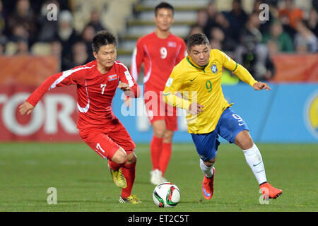 Christchurch, Nouvelle-Zélande. 7 juin, 2015. Christchurch, Nouvelle-Zélande - 7 juin 2015 - Judivan du Brésil contrôle la balle de Nam Gwon Kang de la RPD de Corée au cours de la Coupe du Monde FIFA U20 Groupe E match entre le Brésil et la RPD de Corée à l'AMI Stadium le 7 juin 2015 à Christchurch, Nouvelle-Zélande. © dpa/Alamy Live News Banque D'Images