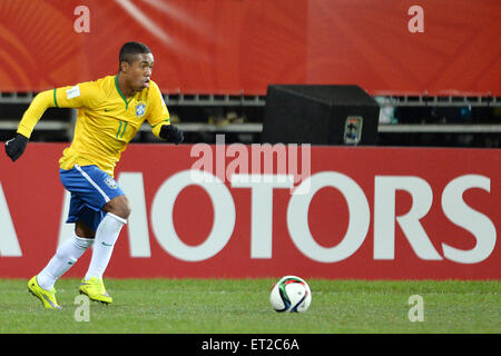 Christchurch, Nouvelle-Zélande. 7 juin, 2015. Christchurch, Nouvelle-Zélande - 7 juin 2015 - Malcom du Brésil en action avec un adboard disant moteurs dans l'arrière-plan pendant la Coupe du Monde FIFA U20 Groupe E match entre le Brésil et la RPD de Corée à l'AMI Stadium le 7 juin 2015 à Christchurch, Nouvelle-Zélande. © dpa/Alamy Live News Banque D'Images