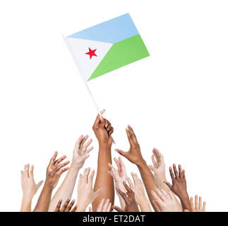 Groupe de personnes multi-ethnique pour atteindre et tenant le drapeau de Djibouti. Banque D'Images