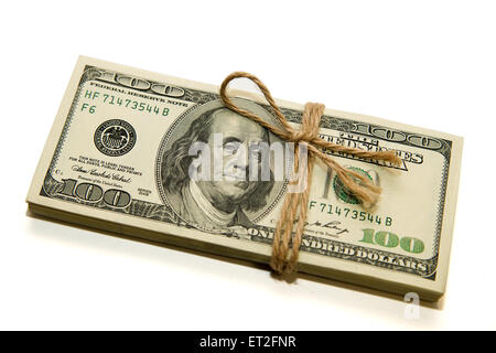Un paquet de billets en dollars américains sur un fond blanc Banque D'Images