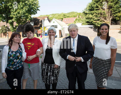 St vert Green, Royaume-Uni. 11 juin 2015. Maire de Londres, Boris Johnson, visite le Maypole Projet pour les malades et les handicapés les jeunes londoniens. Credit : Keith Larby/Alamy Live News Banque D'Images