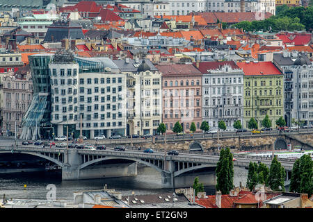 PRAGUE, RÉPUBLIQUE TCHÈQUE - le 23 mai 2015 : Dancing House, alias Fred et Ginger, Vlado Milunic et conçu par Frank O. Gehry Banque D'Images