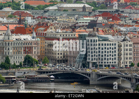 PRAGUE, RÉPUBLIQUE TCHÈQUE - le 23 mai 2015 : Dancing House, alias Fred et Ginger, Vlado Milunic et conçu par Frank O. Gehry Banque D'Images