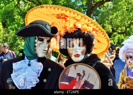 MOUSCRON, BELGIQUE-Juin 06, 2015 : Les participants du défilé en costumes du Carnaval de Venise, dans le Parc Communal au cours de 6 édition de V Banque D'Images