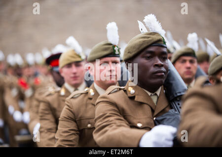 Cardiff, Wales, UK. 11 Juin, 2015. Les routes ont été fermées et des foules longeaient la rue dans le centre-ville de Cardiff ce matin en tant que la reine est arrivé à présenter de nouvelles couleurs régimentaires au Royal Welsh Regiment. Le régiment, dirigée par le Major et le chèvre mascotte régimentaire, Shenkin, ont défilé du château de Cardiff au Millennium Stadium où la cérémonie officielle aura lieu. La reine sera ensuite l'invité du régiment pour un dîner de célébration. Crédit : Chris Stevenson/Alamy Live News Banque D'Images