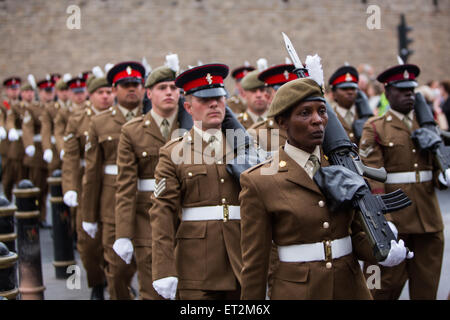 Cardiff, Wales, UK. 11 Juin, 2015. Les routes ont été fermées et des foules longeaient la rue dans le centre-ville de Cardiff ce matin en tant que la reine est arrivé à présenter de nouvelles couleurs régimentaires au Royal Welsh Regiment. Le régiment, dirigée par le Major et le chèvre mascotte régimentaire, Shenkin, ont défilé du château de Cardiff au Millennium Stadium où la cérémonie officielle aura lieu. La reine sera ensuite l'invité du régiment pour un dîner de célébration. Crédit : Chris Stevenson/Alamy Live News Banque D'Images