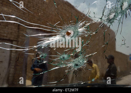 Quetta. 11 Juin, 2015. Trous de balle sont vus sur la fenêtre d'un fourgon de police à l'attaque dans le sud-ouest du site de l'Pakistan Quetta, 11 juin 2015. Au moins quatre policiers ont été tués lorsque certains militants inconnus ont ouvert le feu sur leur véhicule dans le sud-ouest du Pakistan Quetta lieu le jeudi après-midi, les médias locaux ont rapporté. Credit : Tarek/Xinhua/Alamy Live News Banque D'Images