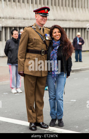 Cardiff, Wales, UK. 11 Juin, 2015. Les routes ont été fermées et des foules longeaient la rue dans le centre-ville de Cardiff ce matin en tant que la reine est arrivé à présenter de nouvelles couleurs régimentaires au Royal Welsh Regiment. Le régiment, dirigée par le Major et le chèvre mascotte régimentaire, Shenkin, ont défilé du château de Cardiff au Millennium Stadium où la cérémonie officielle aura lieu. La reine sera ensuite l'invité du régiment pour un dîner de célébration. Crédit : Chris Stevenson/Alamy Live News Banque D'Images