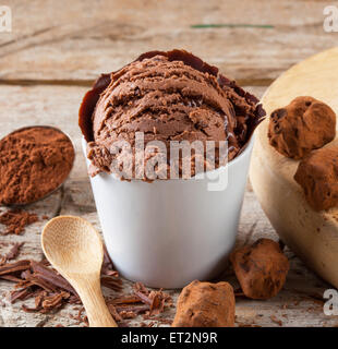 Une boule de glace au chocolat fait maison. Banque D'Images