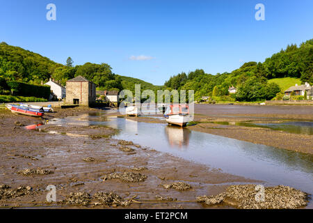 Bateaux sur la rivière à Lerryn au milieu de Cornwall Banque D'Images