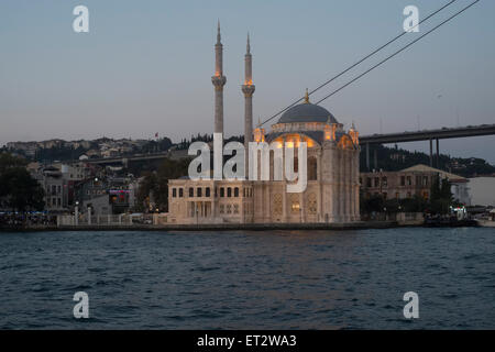 Istanbul, Turquie, à la mosquée Ortaköy au pont du Bosphore et le soir Banque D'Images